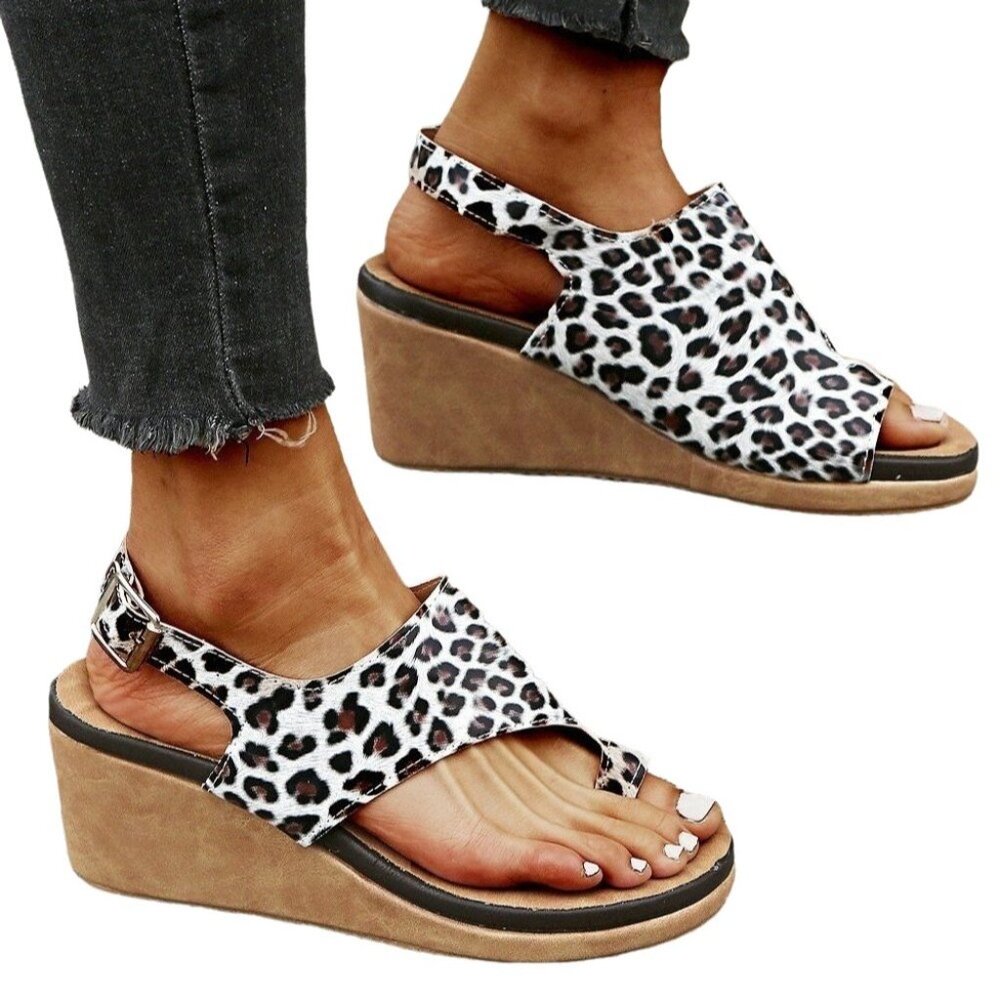 PAOTMBU - White Leopard Print Toe Strap Sandal